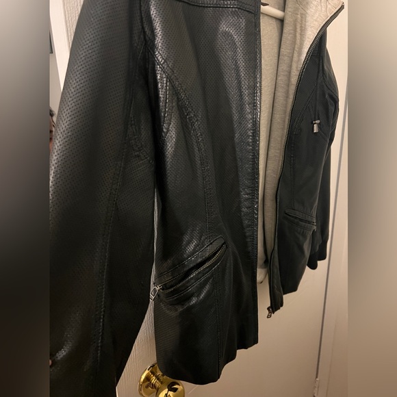 Mint condition leather jacket with a hoodie like inside - Picture 2 of 12